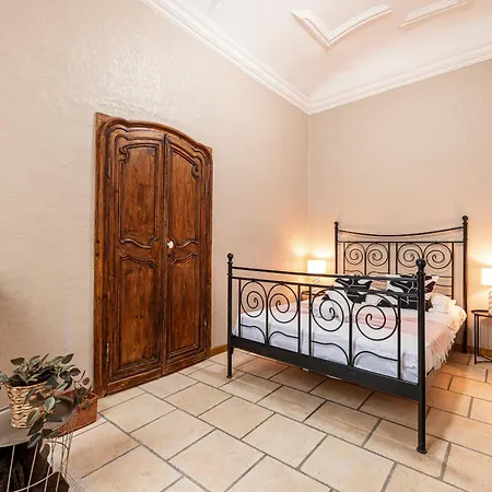 2 Bdr Heart Old Town *